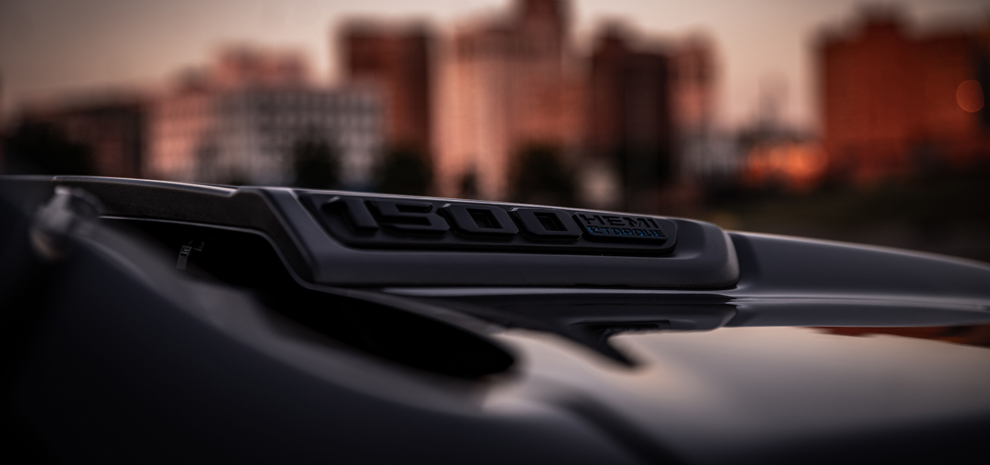 2023 Ram 1500 сыртындағы eTorque бейджінің жақыннан түсірілген көрінісі.