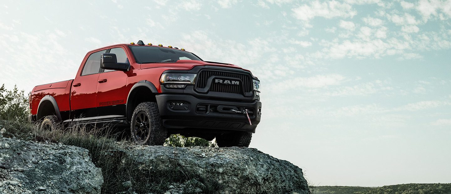 Una Ram 2500 Power Wagon Crew Cab 2023 roja estacionada al borde de un acantilado.