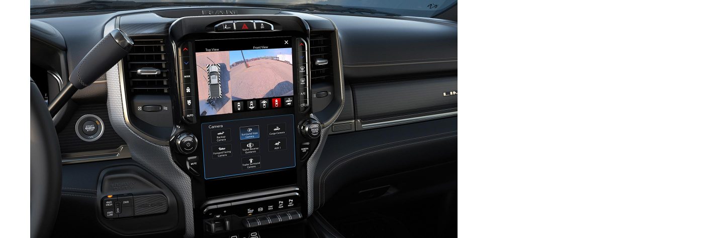 La pantalla táctil Uconnect de la Ram 2500 2023 muestra una imagen de la cámara de visión del entorno de 360 grados.