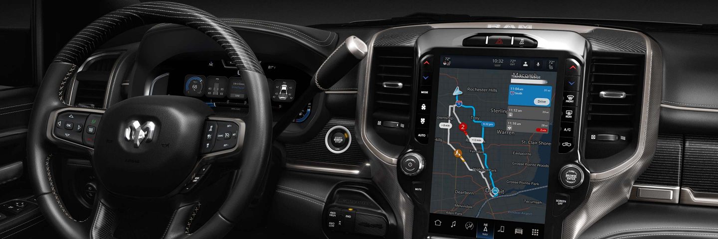 El volante y la pantalla táctil Uconnect en la Ram 3500 Limited 2023, con la pantalla mostrando un mapa de navegación.