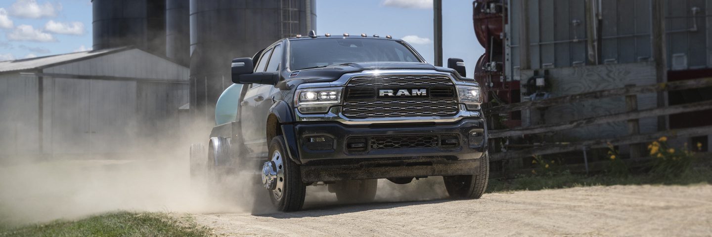 Una Ram Chassis Cab 2023 trasladando un tanque de irrigación en una granja comercial.