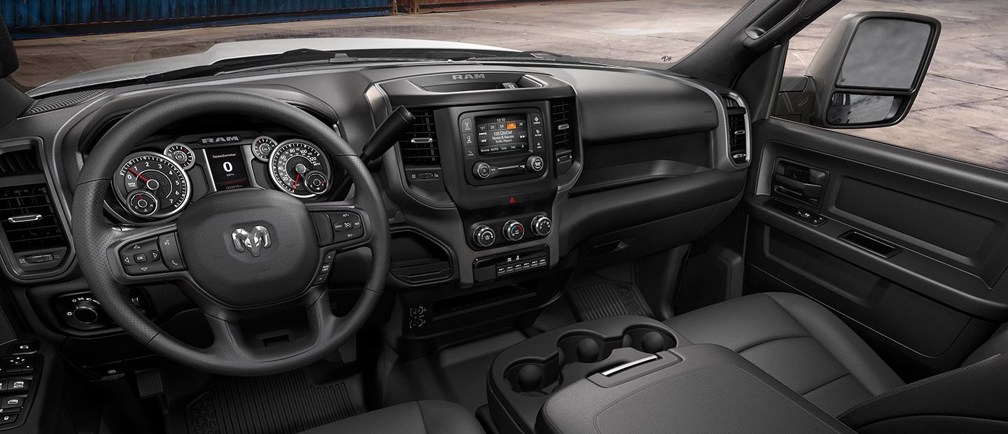 El interior de la Ram Chassis Cab 2023, con especial énfasis en el volante, la pantalla táctil, los controles de la consola central y el tablero.