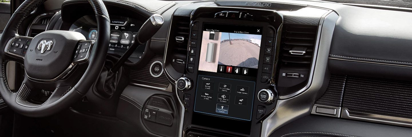 El interior de la Ram Chassis Cab 2023 con el foco puesto en la pantalla táctil de Uconnect, en la que se muestra la vista de la cámara de visión del entorno.