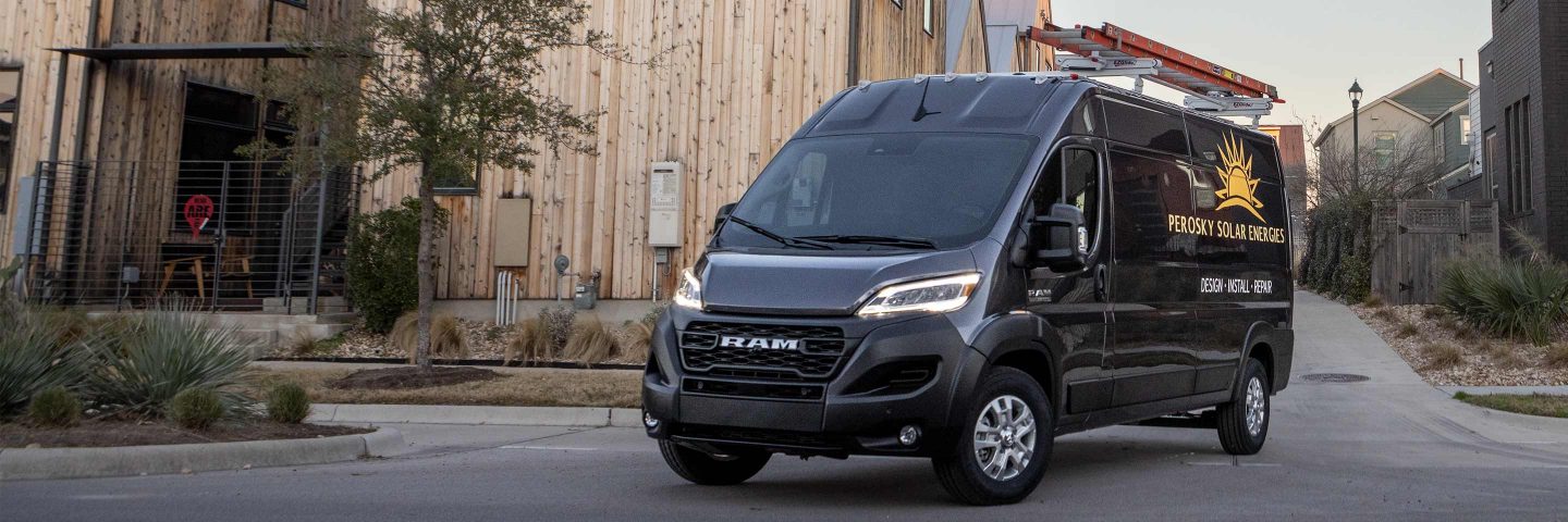 Una Ram ProMaster 2500 Cargo Van 2023 con una escalera en la parrilla portaequipaje y el logo de una compañía de energía solar en el lateral.