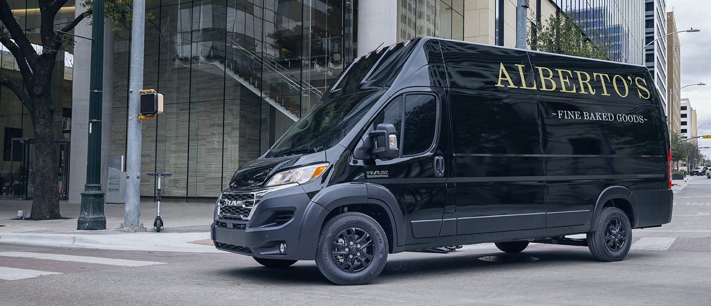 2023 жылы шығарылған Ram ProMaster 3500 жүк фургоны қалада жүргізілуде, жағында наубайхана логотипі бар жаңа Super High Roof.