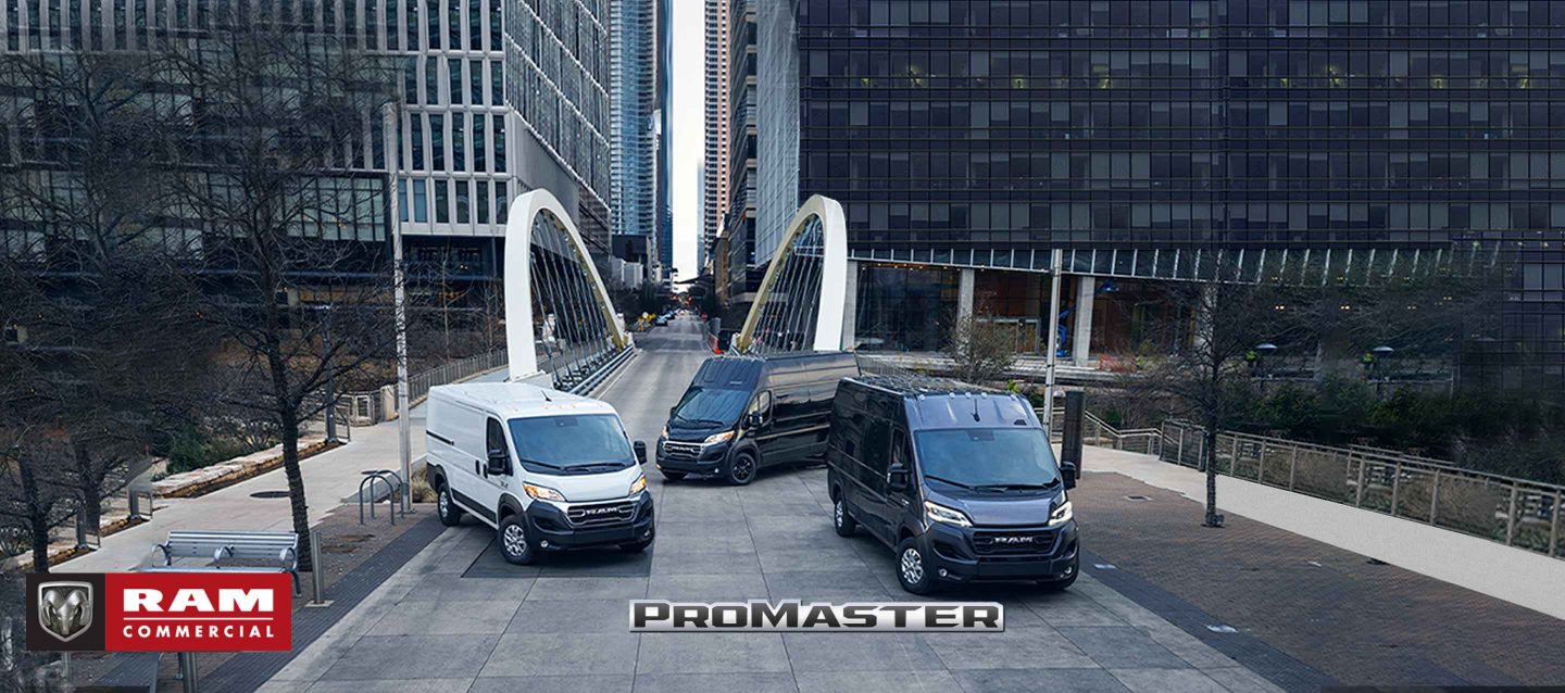 Una línea de modelos Ram ProMaster 2023, de izquierda a derecha: Ram ProMaster 1500 Cargo Van, Ram ProMaster 3500 High Roof Cargo Van y Ram ProMaster 2500 Cargo Van Super High Roof. Ram Comercial.