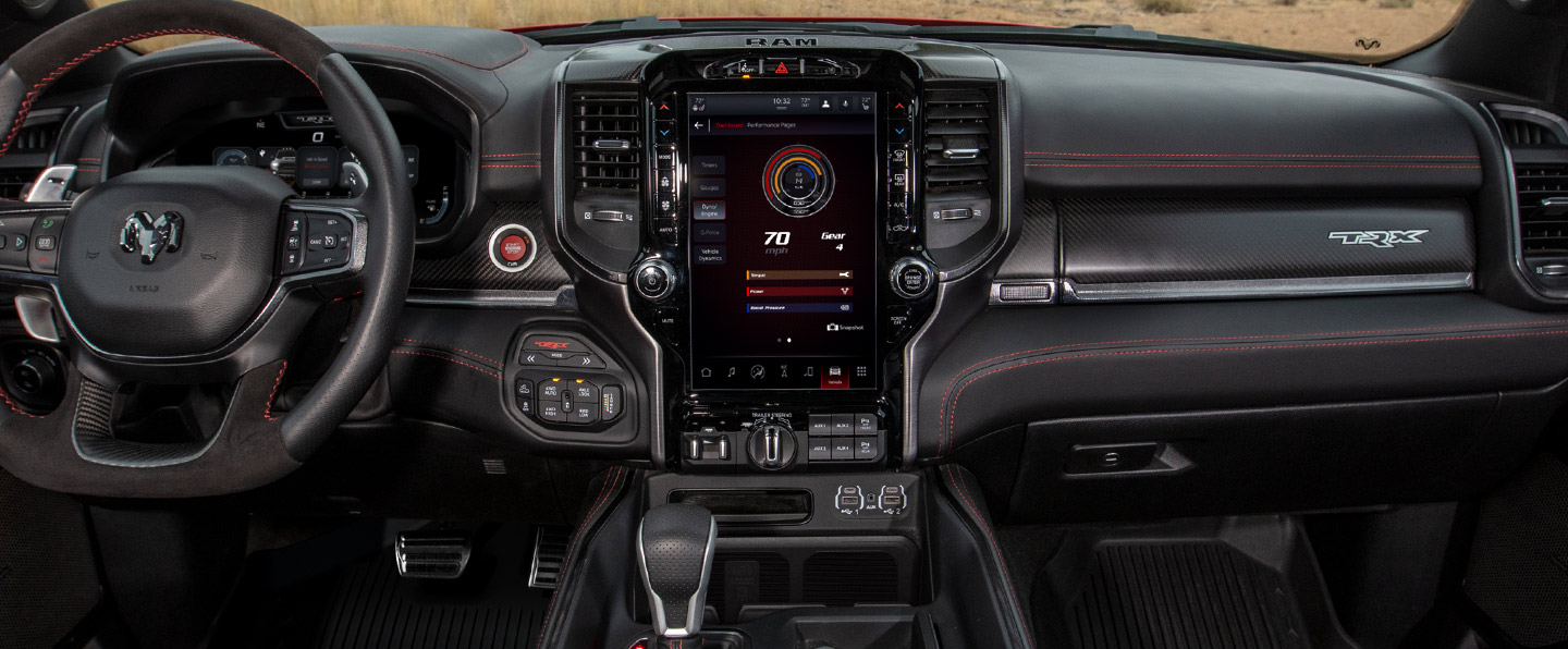 El interior de la Ram 1500 TRX 2023 con la pantalla táctil Uconnect en la página de Configuración.