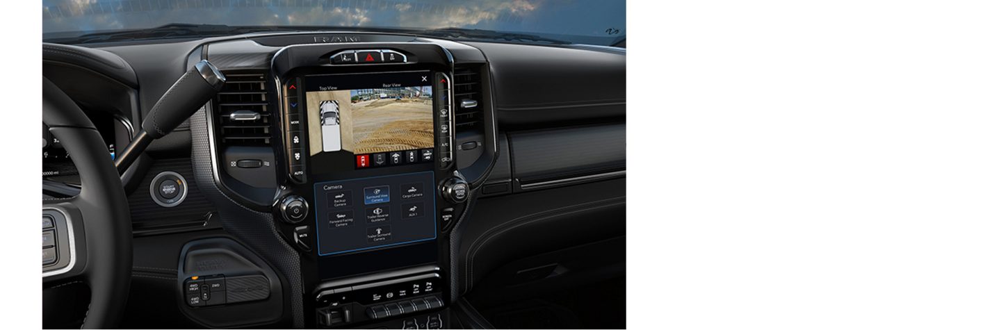 Pantalla digital de información para el conductor en la Ram 2500 2024, en la que se muestra la vista de la cámara de visión del entorno.