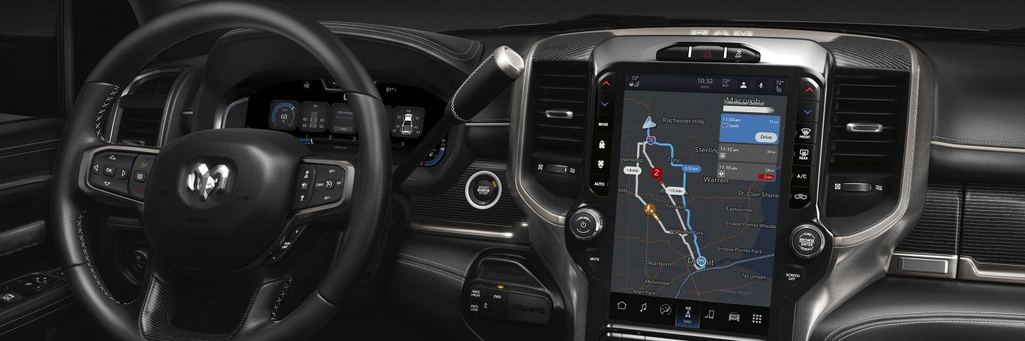 El volante y la pantalla táctil Uconnect en la Ram 3500 Limited 2024, con la pantalla mostrando un mapa de navegación.