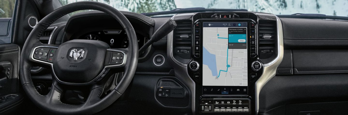 El interior de la Ram Limited Chassis Cab 2024 se enfoca en el volante y la pantalla táctil Uconnect, y esta muestra un mapa de navegación.