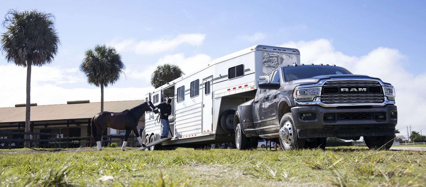 2024 жылы шығарылған Ram 3500 Limited Mega Cab бесінші доңғалақты жылқы тіркемесін тіркемеге жылқыны айдап келе жатқан адаммен сүйреп бара жатыр.