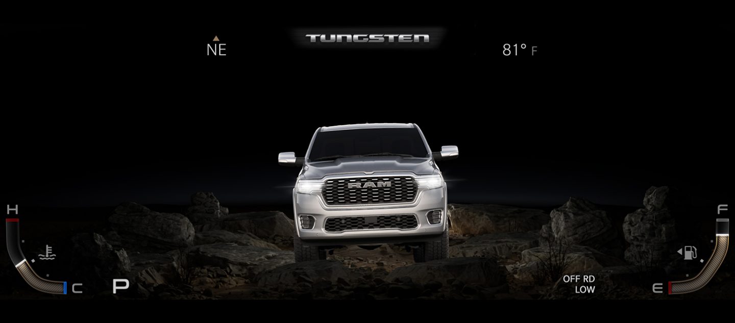 La pantalla digital de información para el conductor en el panel de instrumentos en la Ram 1500 Tungsten 2025, en la que muestra el modo de conducción Off-Road.