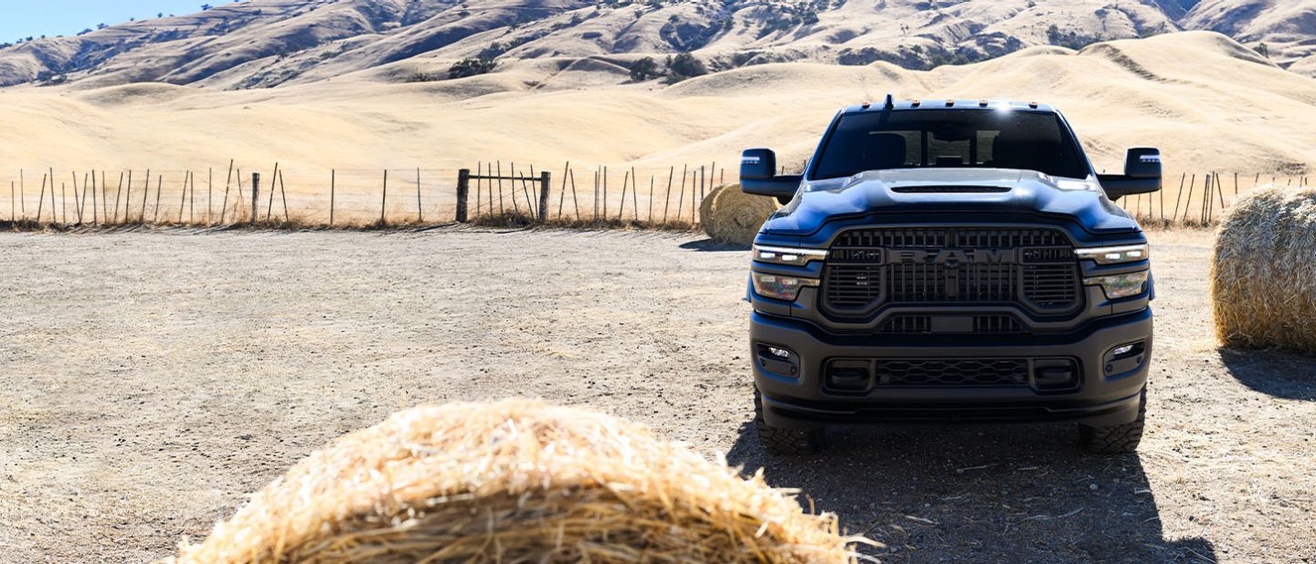 Un ángulo frontal de una Ram 2500 Rebel 4x4 2025 estacionada en una estancia.