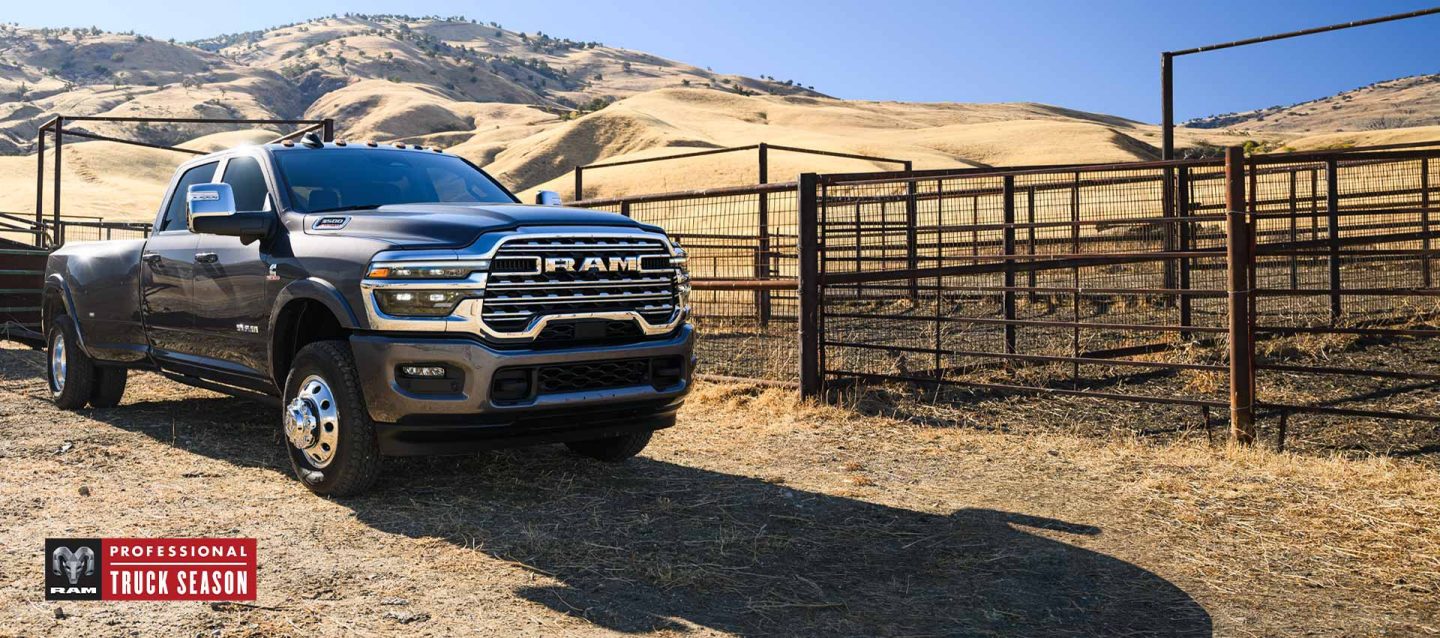 Una Ram 3500 Limited Longhorn 4x4 Crew Cab 2025 estacionada en un rancho ganadero. Temporada de camionetas Ram Professional.