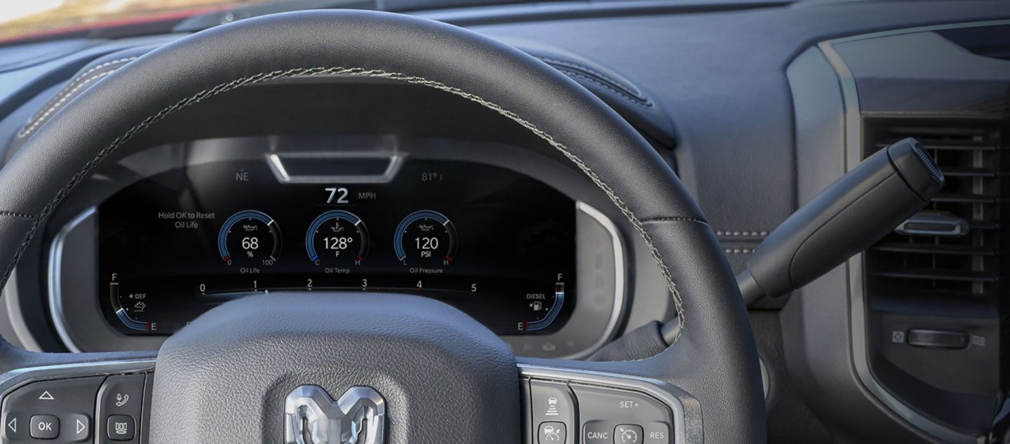 La pantalla digital en el panel de instrumentos de una Ram 5500 Laramie Chassis Cab 2025 mostrando indicaciones de navegación.