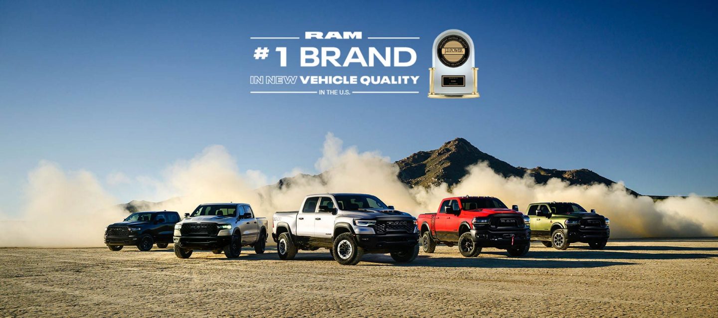 Cinco camionetas de la marca Ram estacionadas en un semicírculo en el desierto con polvo levantado de la superficie detrás de ellas. De izquierda a derecha, una Ram 1500 Warlock Crew Cab 2025 negra, una Ram 1500 Rebel X Crew Cab 2025 gris, una Ram 1500 RHO Crew Cab 2025 blanca, una Ram 2500 Power Wagon Crew Cab 2024 roja y una Ram 2500 Rebel Crew Cab 2024 verde lima. La marca n.° 1 de Ram en cuando a la calidad de los vehículos nuevos. El premio J.D. Power que determina "La marca n.° 2024 con la más alta calidad general inicial presentado a Ram por J.D. Power".