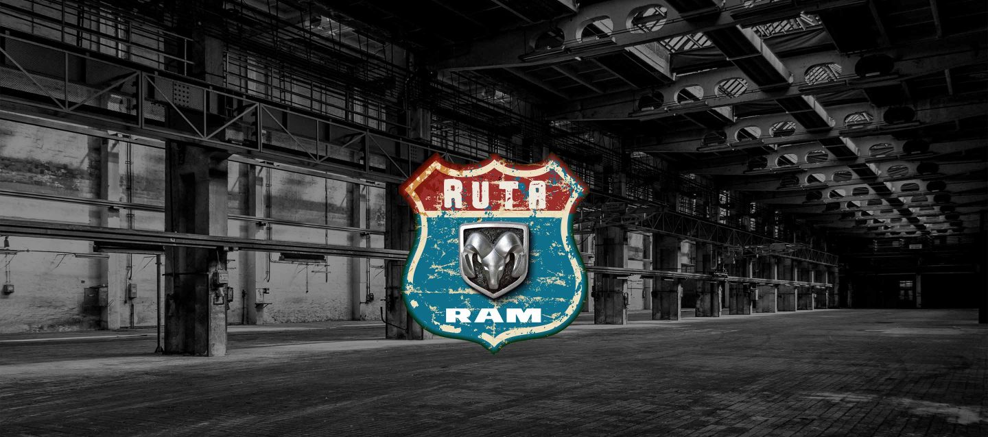 Logo Ruta RAM y logo de la marca Ram Dentro de un almacén industrial oscuro