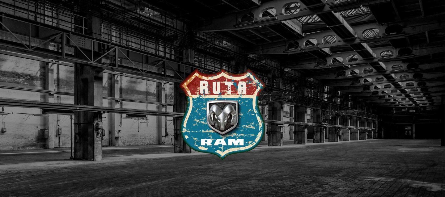 Logo Ruta RAM y logo de la marca Ram Dentro de un almacén industrial oscuro