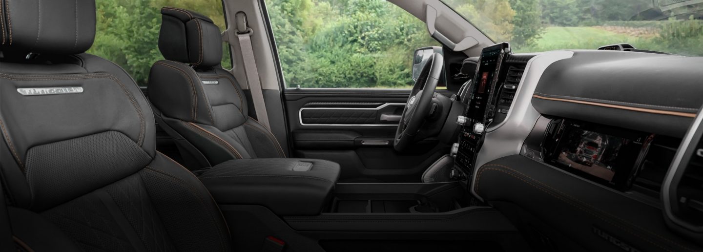 Los asientos delanteros en la Ram 1500 Tungsten 4x4 Crew Cab 2026.