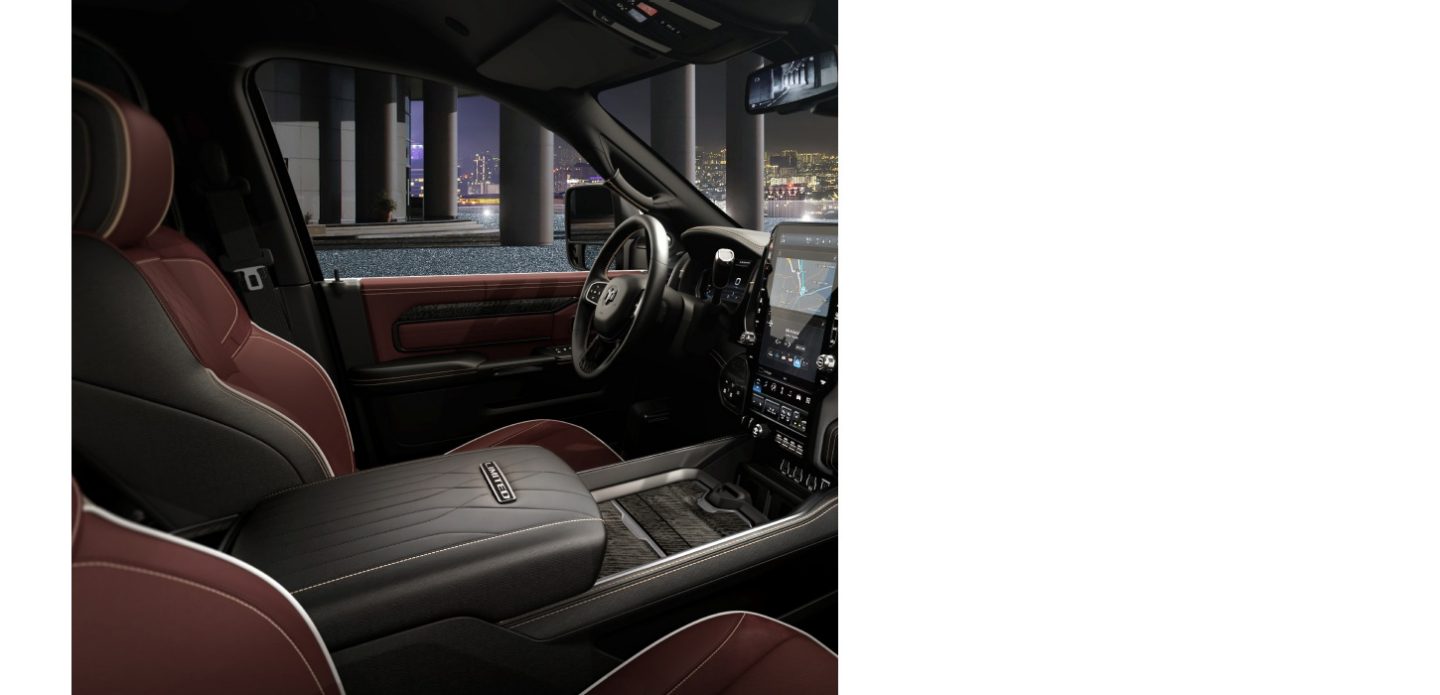 Los asientos delanteros en una Ram 2500 Limited Crew Cab 2026.