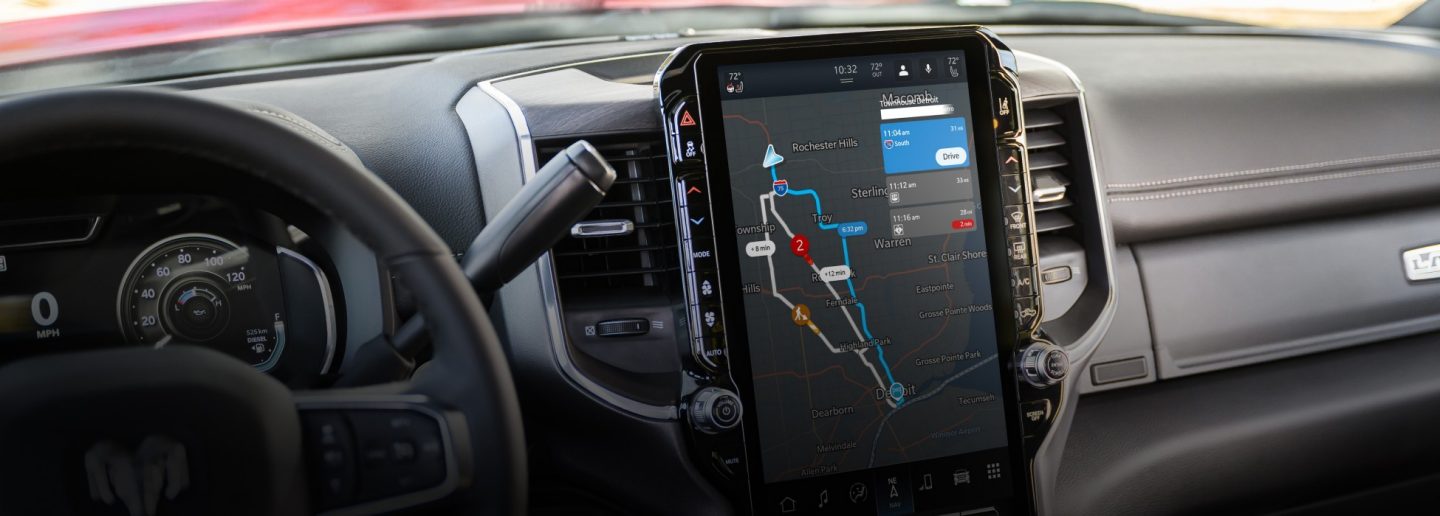 La pantalla táctil de Uconnect en una Ram 2500 Laramie 2026 mostrando un mapa de navegación.