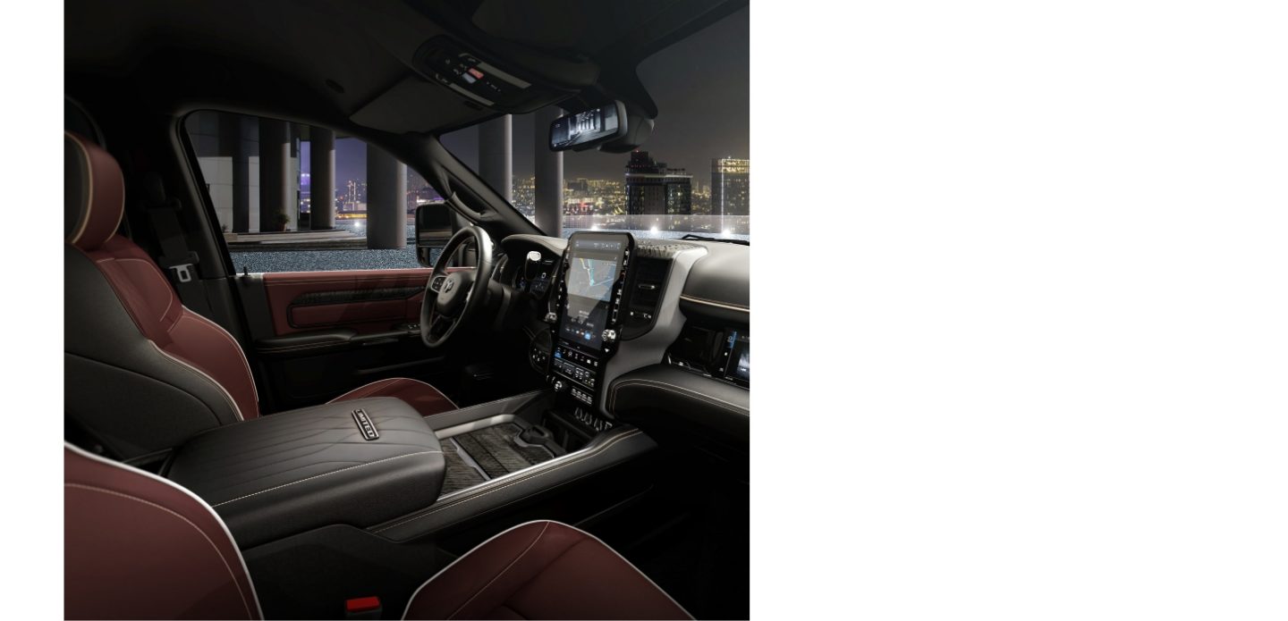 Los asientos delanteros en una Ram 3500 Limited Crew Cab 2026.