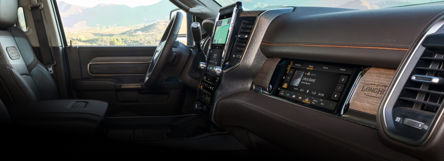 Área de los asientos delanteros de la Ram 3500 Limited Longhorn 2026.
