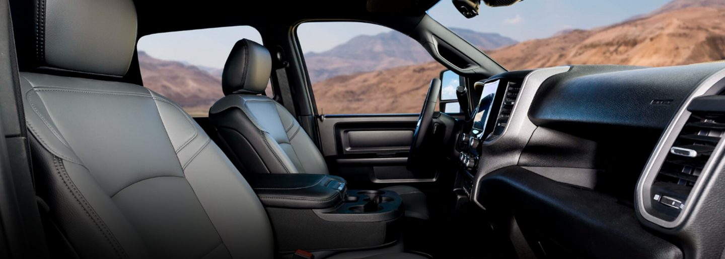 Los asientos delanteros en una Ram 3500 Tradesman 4x2 Chassis Cab Crew Cab 2026.