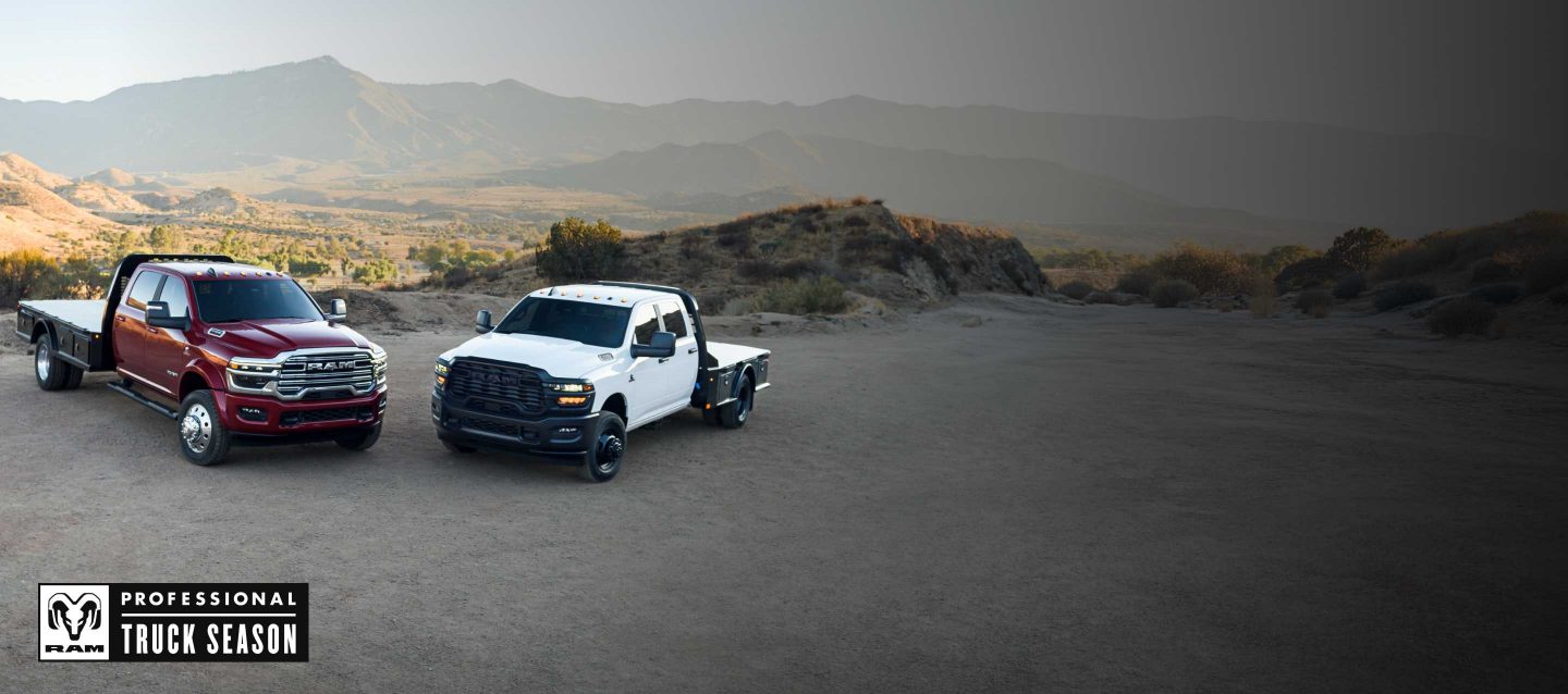 Dos Ram Chassis Cab, ambas con mejoras de plataforma, estacionadas en un claro. A la izquierda, una Ram 5500 Laramie Chassis Cab Crew Cab 2026 roja y, a la derecha, una Ram 3500 Tradesman Chassis Cab Crew Cab 2026 blanca. Temporada de camionetas Ram Professional.