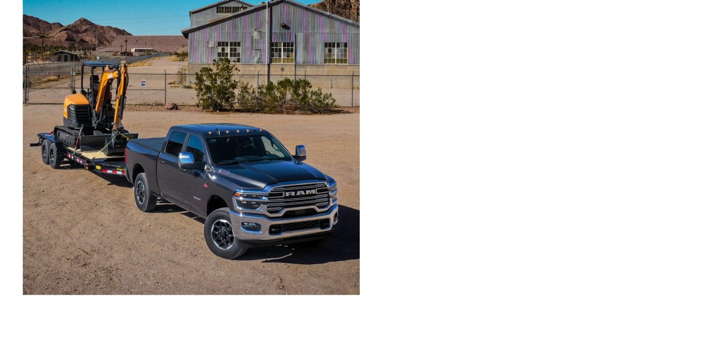 Una Ram 2500 Laramie 4x4 Crew Cab 2025 gris en un rancho ganadero acarreando una excavadora en un remolque de plataforma plana.