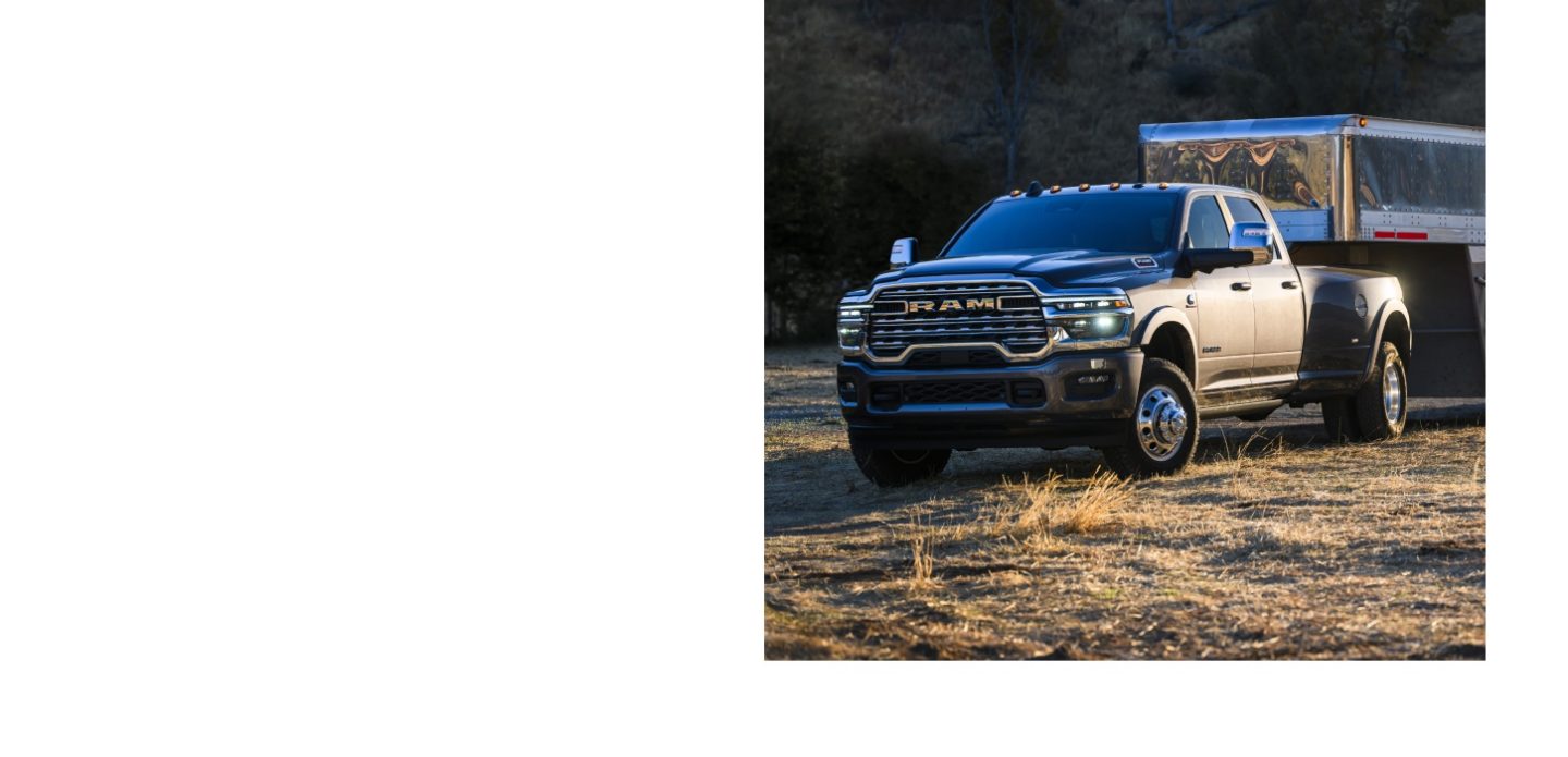 Una Ram 3500 Limited Longhorn 4x4 Crew Cab 2026 gris acarreando un remolque de quinta rueda grande para ganado fuera de la carretera.