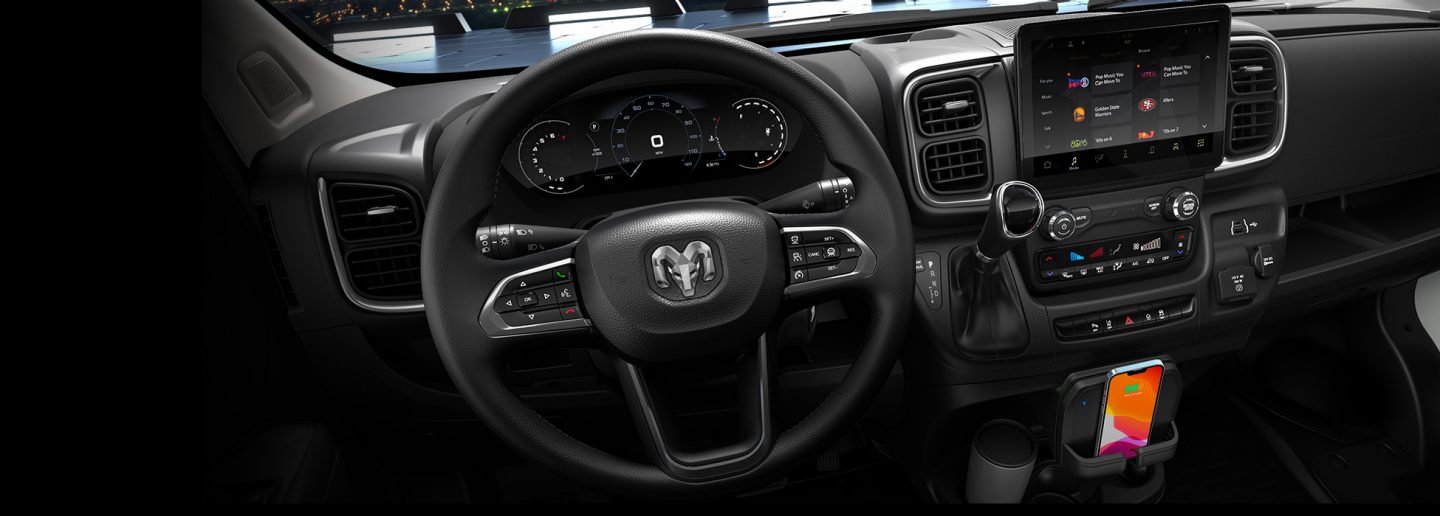 El volante, la pantalla digital del tablero de instrumentos y la pantalla táctil de Uconnect en la Ram ProMaster 2026.