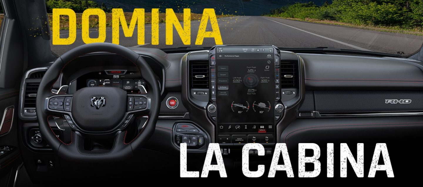 El interior de la Ram 1500 RHO 4x4 Crew Cab 2027, con especial atención al volante, la pantalla digital del tablero, la pantalla táctil Uconnect y los controles de la consola central. Toma el control de la cabina.