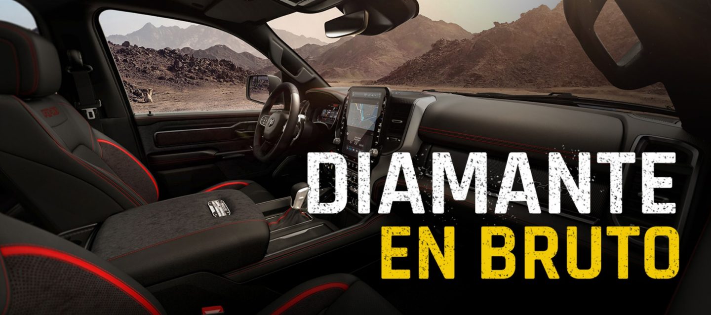 La primera fila de la Ram 1500 RHO 4x4 Crew Cab 2027 con el techo corredizo abierto, capturada desde el lado del pasajero. Diamante en bruto.