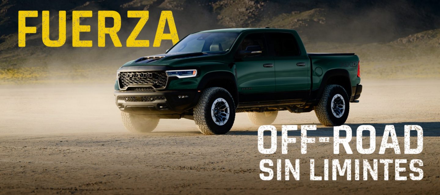 Una Ram RHO 1500 4x4 Crew Cab 2027 verde con perfil angular. Pura potencia todoterreno.