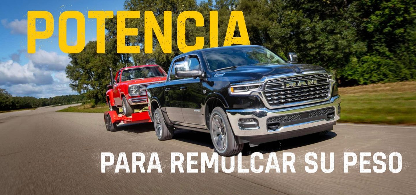Una Ram 1500 Limited Longhorn 4x4 Crew Cab 2027 negra remolcando un modelo más viejo de una camioneta Ram roja en un remolque de plataforma plana. Potencia para remolcar su peso.
