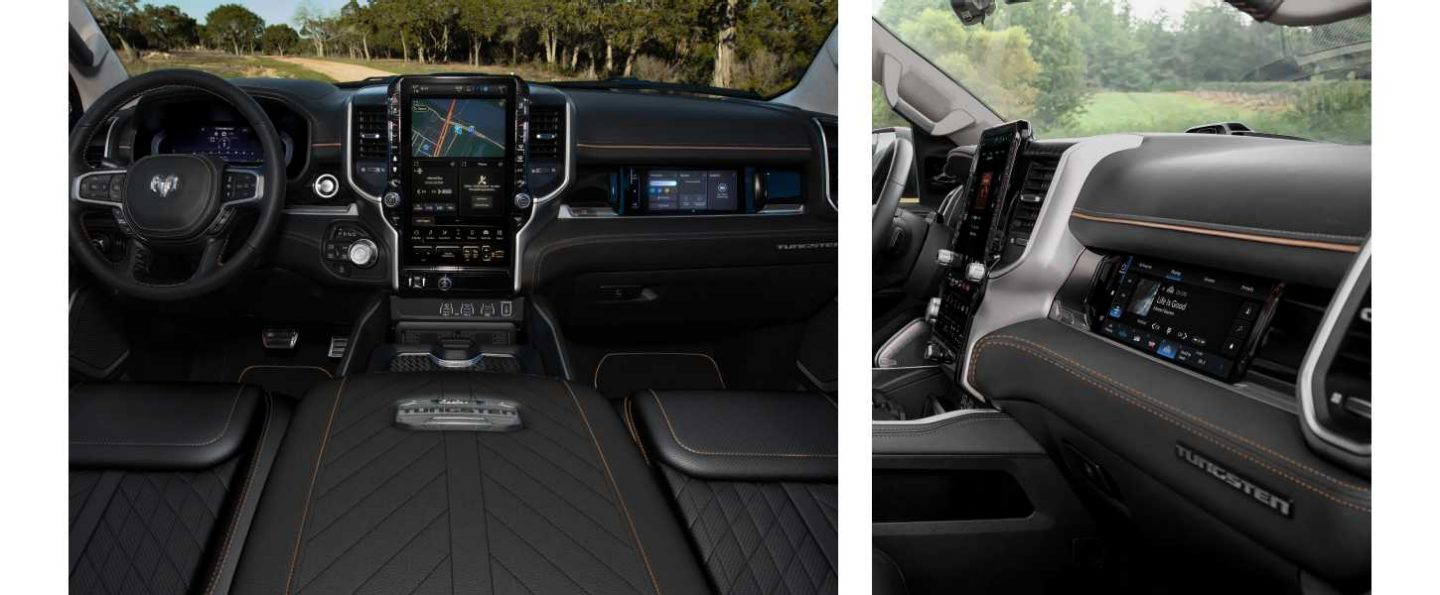 Dos versiones del interior de una Ram 1500 Tungsten 2027: la primera, una toma de gran angular de la zona de los asientos delanteros, en la que se destacan el volante, la pantalla digital del tablero, la pantalla táctil Uconnect y la pantalla interactiva del pasajero delantero; y la otra, un primer plano de la pantalla interactiva del pasajero delantero.