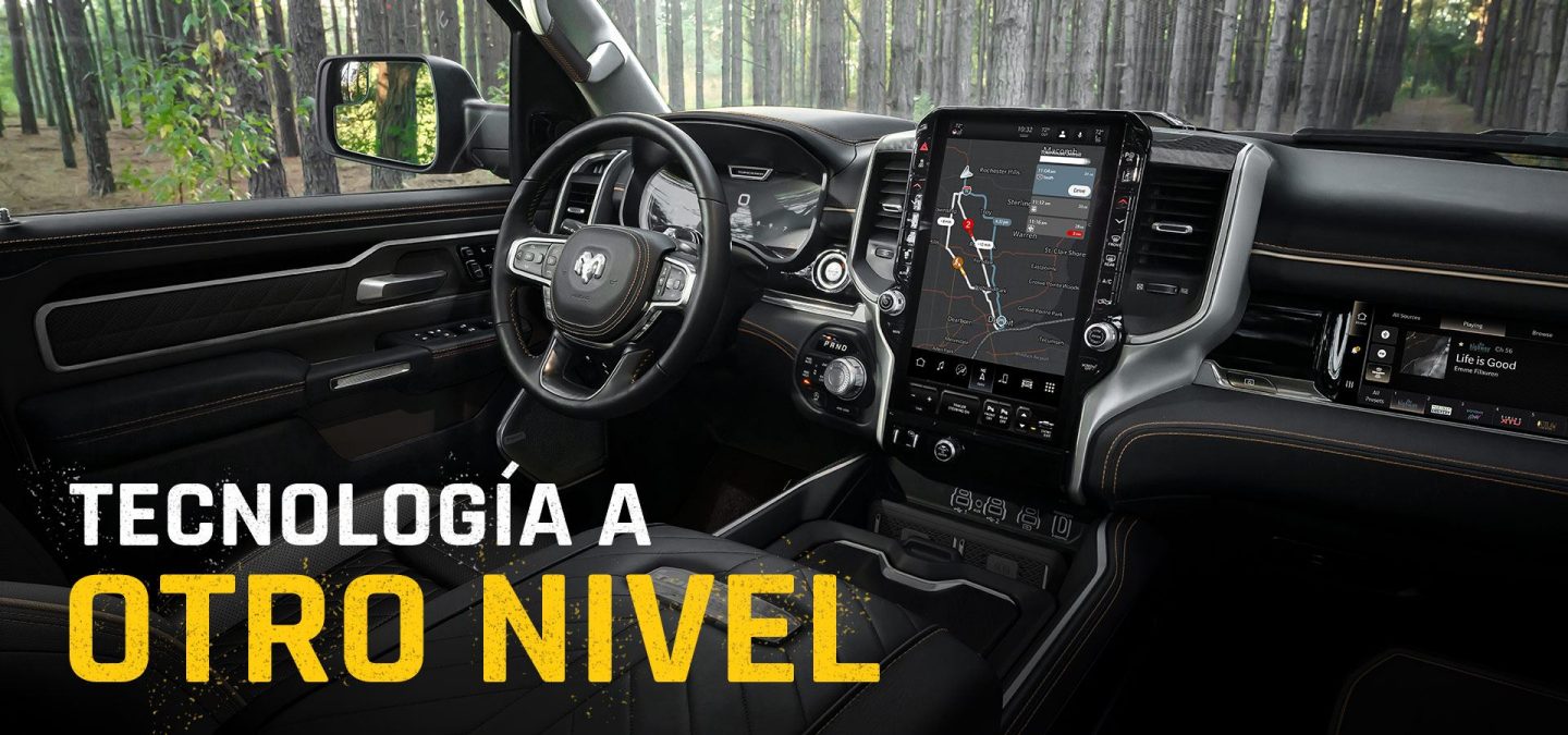El área del asiento delantero de la Ram 1500 Tungsten 2027, en la que se destaca el volante, el panel de instrumentos digital, la pantalla táctil Uconnect y la pantalla interactiva del pasajero delantero. Tecnología mejorada.
