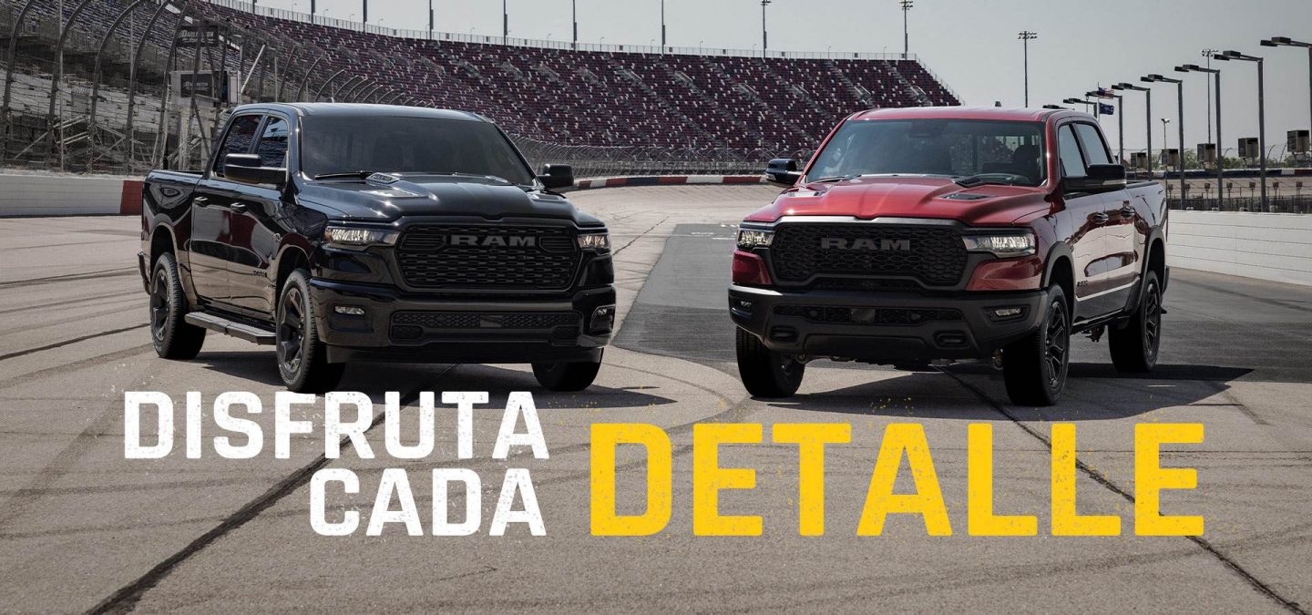 Dos camionetas Ram 2027 estacionadas en una pista de carreras. A la izquierda, una Ram 1500 Black Express 4x4 Crew Cab negra y, a la derecha, una Ram 1500 Rebel 4x4 Crew Cab roja. Admira cada detalle.