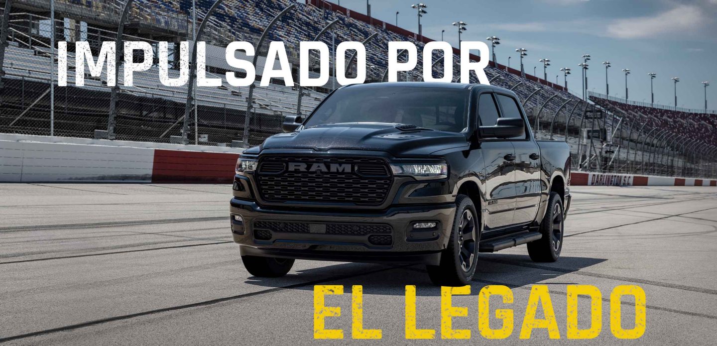 Una Ram 1500 Black Express 4x4 Crew Cab 2027 negra estacionada en una pista de carrera. Forjada por el legado.