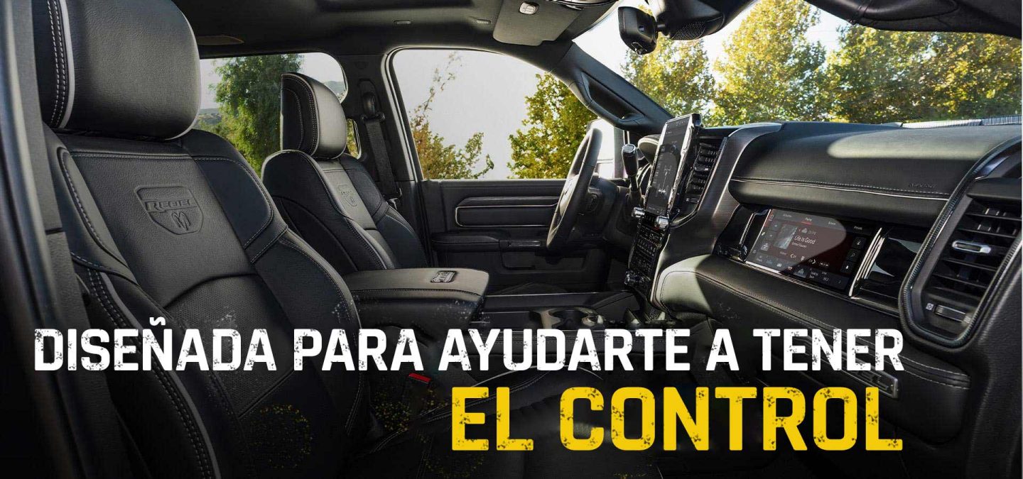 Una toma de los asientos delanteros tapizados en piel negro de una pick up de trabajo pesado Ram 2500 Rebel Crew Cab 2027, fotografiados desde el lado del pasajero. Diseñada para ayudarte a tener el control.