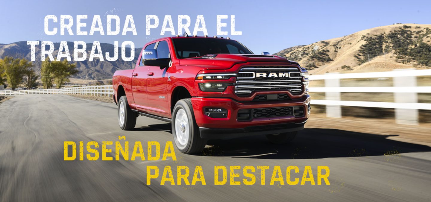 Una pickup Ram 2500 Heavy Duty Laramie 4x4 Crew Cab 2027 de color rojo circulando por una carretera junto a un rancho en el desierto. Trabaja duro. Capta todas las miradas.
