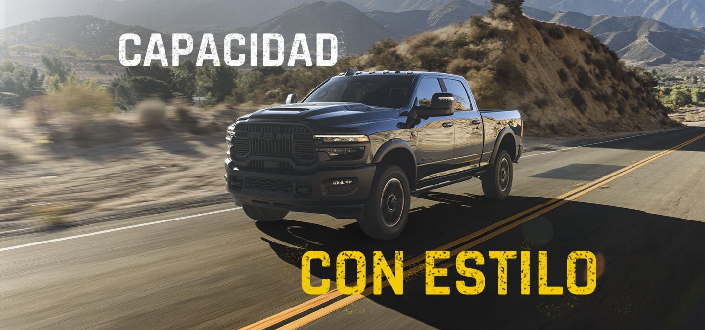 Una pick up de trabajo pesado Ram 2500 Rebel Crew Cab 4x4 2027 de color gris en una ruta desértica. Robustez con estilo.