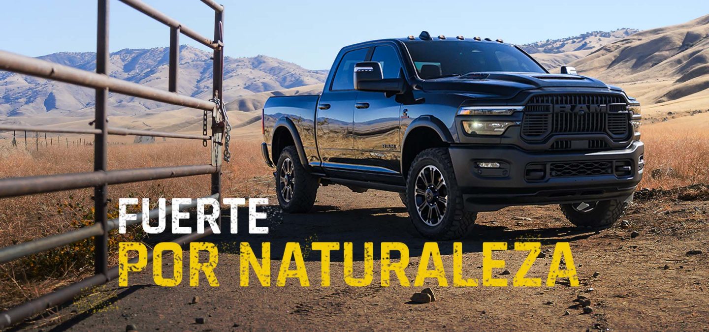 Una pick up de trabajo pesado Ram 2500 Rebel Crew Cab 2027 de color negro en un rancho en el desierto. Resistente por naturaleza.