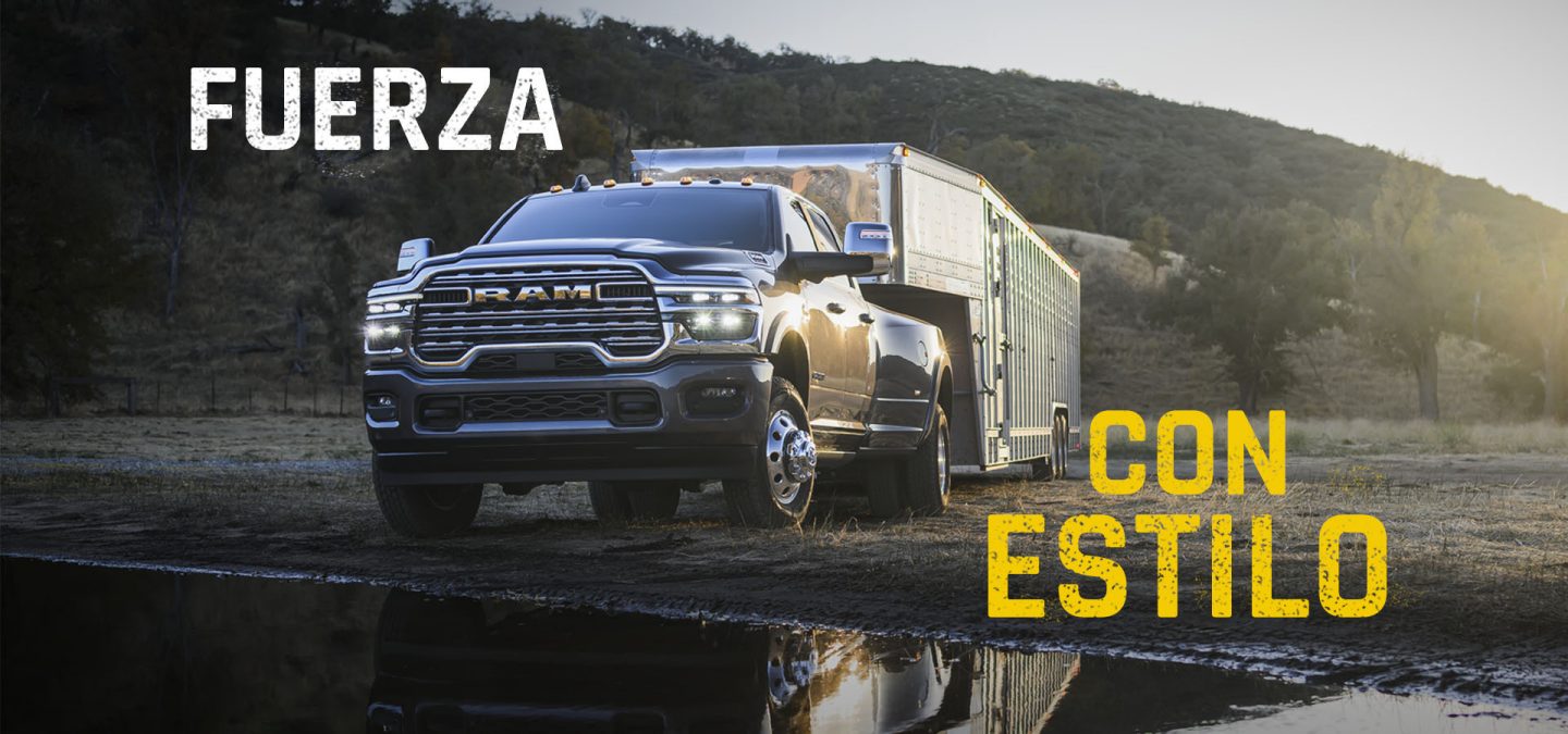 Una pick up de trabajo pesado Ram 3500 Limited Longhorn 4x4 Crew Cab 2027 de color negro llevando un remolque para ganado grande de quinta rueda fuera de la carretera, cerca del agua. Potencia y refinamiento.