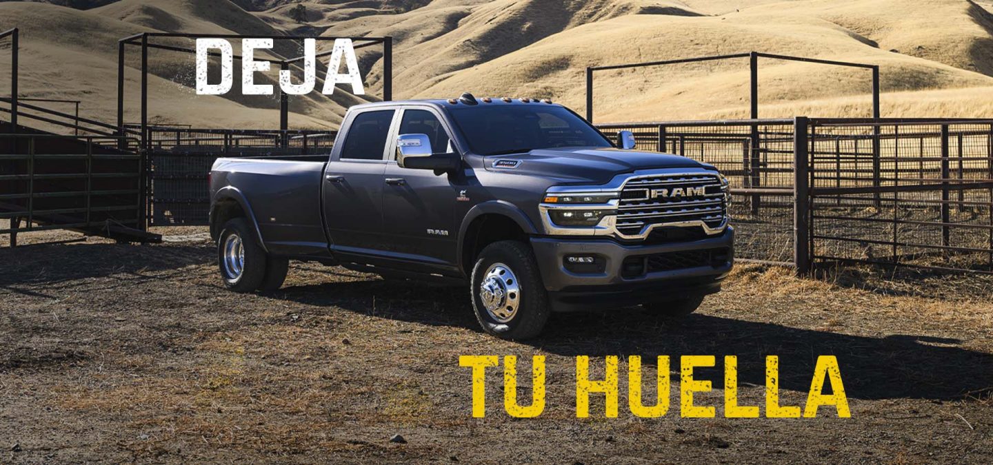 Una pick up de trabajo pesado Ram 3500 Limited Longhorn Crew Cab 4x4 2027 de color negro estacionada en un rancho ganadero en el desierto. Causa impresión.