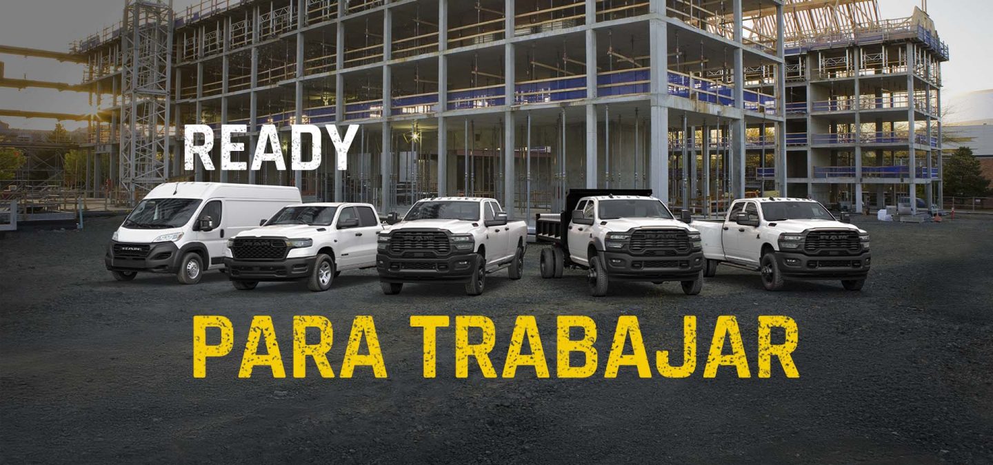 Una formación de pickups y vans Ram 2027, todas de color blanco, en una obra comercial en construcción. De izquierda a derecha: una Ram ProMaster 3500 Tradesman High Roof Cargo Van, una Ram 1500 Tradesman 4x4 Crew Cab, una Ram 2500 Heavy Duty Tradesman 4x4 Crew Cab, una Ram 5500 Tradesman 4x4 Chassis Cab Crew Cab con una mejora de carrocería volcadora y una Ram 3500 Heavy Duty Tradesman 4x4 Crew Cab. Ponla a trabajar.