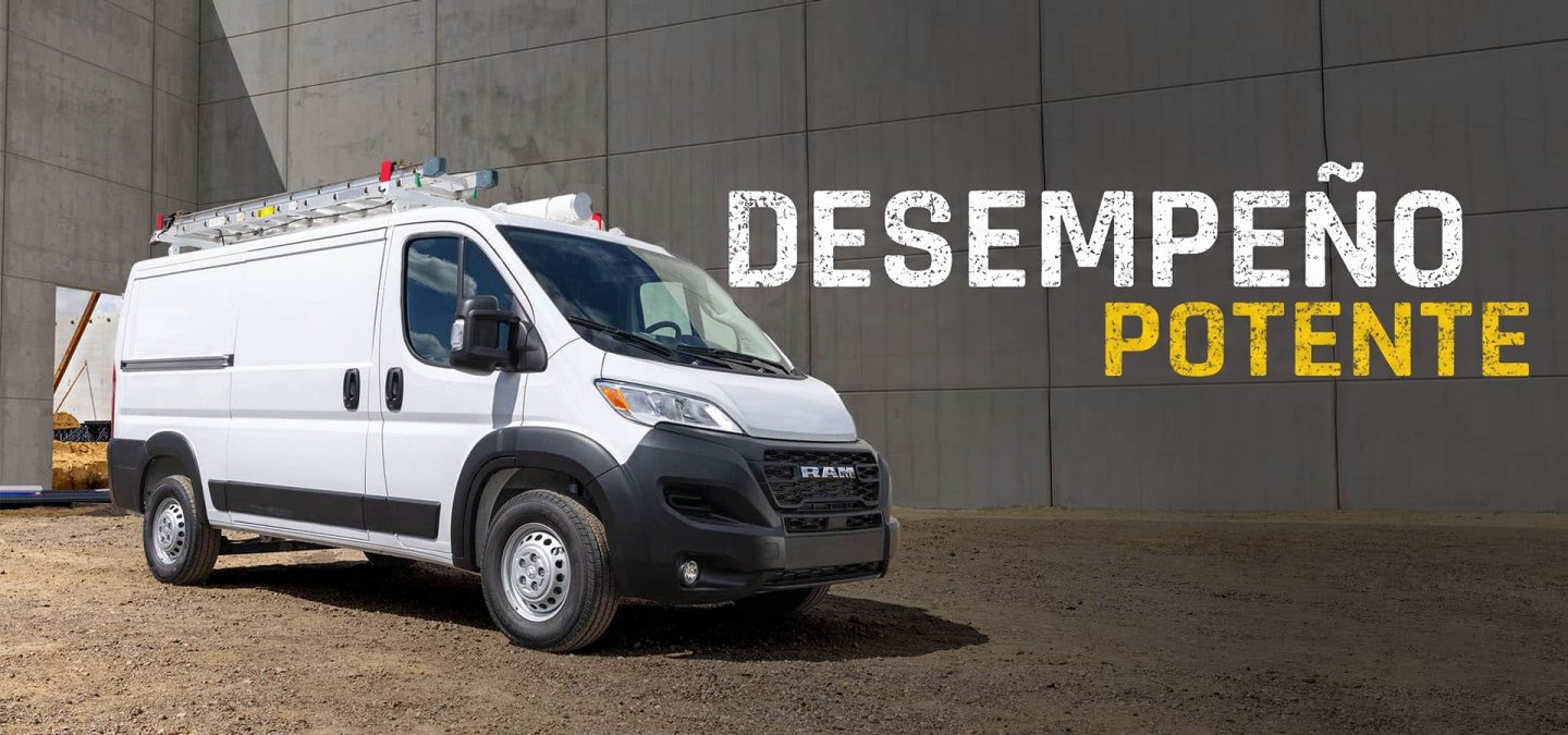 Una Ram ProMaster 2500 Tradesman Standard Roof Cargo Van 2027 blanca con una escalera en la parrilla portaequipaje, en una obra en construcción, capturada en un perfil en ángulo del lado del pasajero. Desempeño potente.