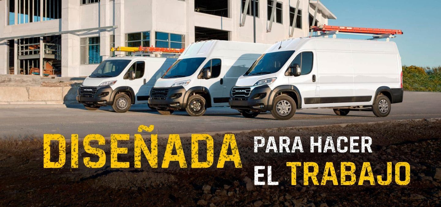 Una selección de tres vans Ram ProMaster 2027 blancas estacionadas en una obra en construcción: de izquierda a derecha, una Ram ProMaster 1500 Tradesman Standard Roof Cargo Van, una Ram ProMaster 3500 SLT Plus Super High Roof Cargo Van con el paquete de apariencia en negro y una ProMaster 3500 SLT High Roof Cargo Van. Diseñadas para cumplir con el trabajo.