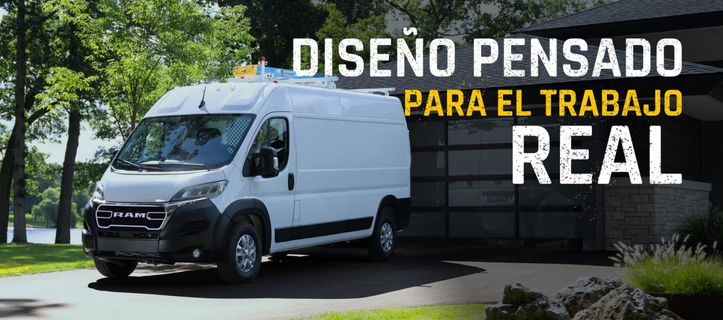 Una Ram ProMaster 3500 SLT High Roof Cargo Van 2027 blanca con una escalera en el techo, estacionada en la entrada de una casa en un vecindario. Diseño listo para el trabajo.